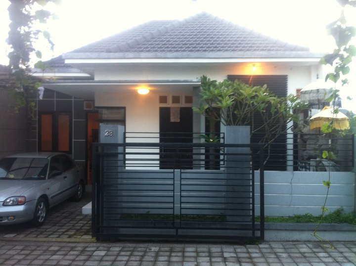 gambar desain rumah minimalis 1 lantai dengan pagar dan pintu, teras di dalam dengan lampu yang elegan